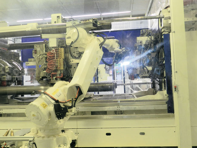 Obr. 1 Po vstreknutí odoberie robot výlisky a prenesie ich k stanovisku s plazmou