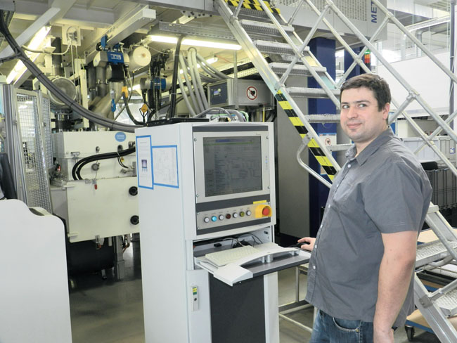 Obr. 3 Ing. Ján Lilko, vedúci oddelenia inžinieringu povrchovej úpravy pri riadiacom pulte Sputter Metacircle 850.3