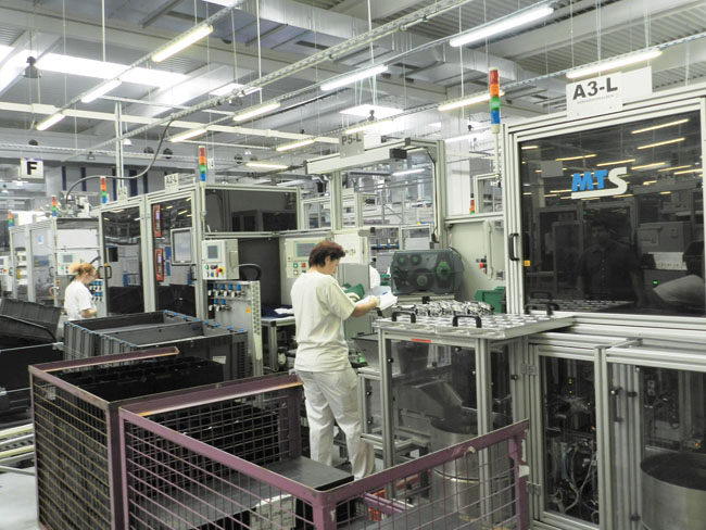 Obr. 4 Na montážnych linkách sa spolu zmontujú plastové a elektronické diely