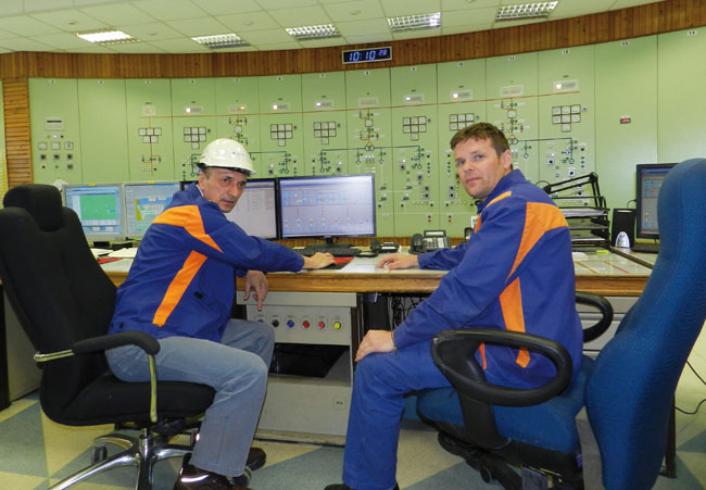 Obr. 3 Ing. Štefan Starosta, vedúci pre technológie vodných elektrární SE (vľavo) a INg. Martin Perončík, manipulant elektrického velína v PVE Čierny Váh (vpravo)