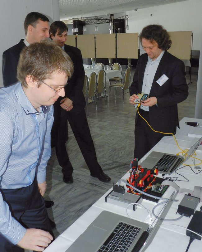 Obr. 2 Zástupcovia spoločnosti HUMUSOFT, spol. s r.o., Michal Blaho ( vľavo ) a Ing. Martin Foltin, PhD., demonštrovali aj praktickými ukážkami možnosti pripojenia platformy Arduino s MATLAB-om