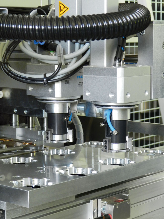 Dva kompaktné otočné moduly Festo ERMO-16 ukladajú zálisky do matrice