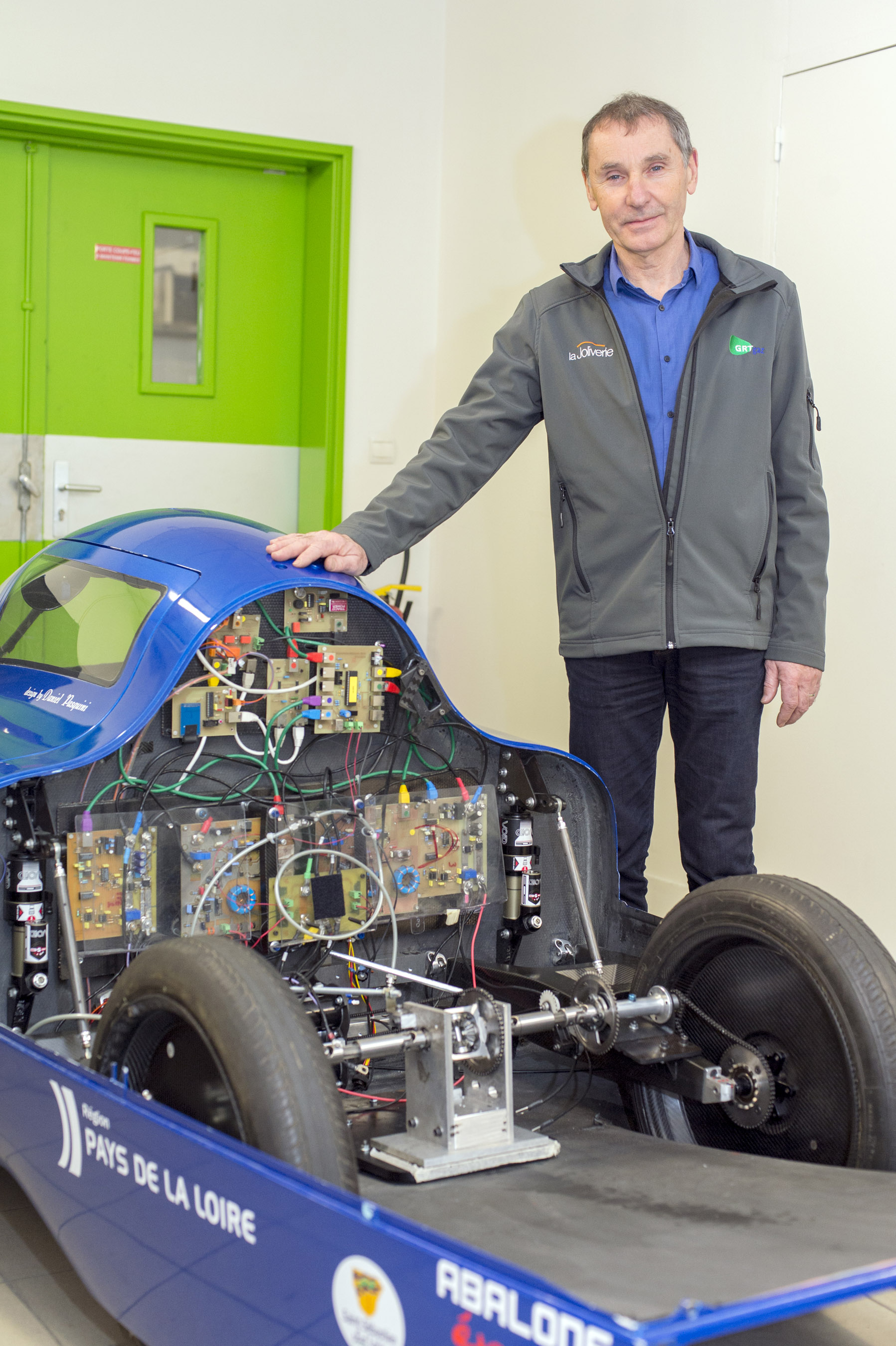 Obr. 2 Philippe Maindru, ktorý vyučuje na škole spaľovacie motory stojí vedľa auta Microjoule, rekordéra na prejdenie najväčšej vzdialenosti pri spotrebovaní čo najmenšieho množstva energie