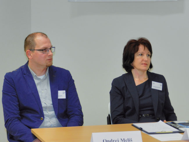 Obr. 1: Ing. Ondrej Meliš, manažér údržby v spoločnosti Inalfa Roof Systems Slovakia, spol. s r. o., a Ing. Stanislava Koleničová, riaditeľka spoločnosti SKF Slovensko, spol. s r. o.