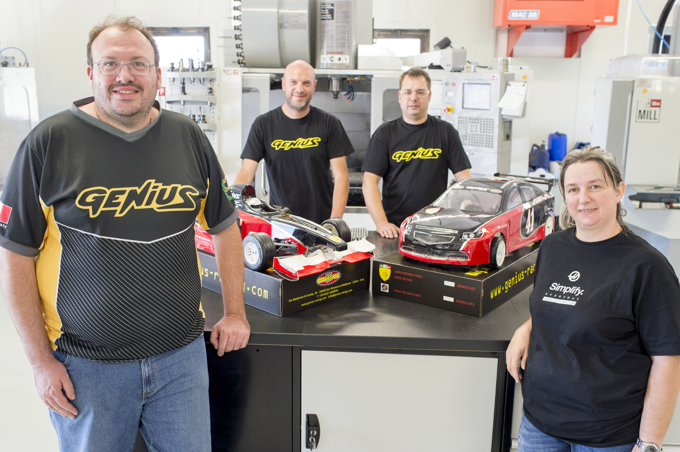 Obr. 1 Firma Modeltek je úspešným medzinárodným dodávateľom modelov pretekárskych automobilov v mierke 1:5 predávaných pod značkou Genius RC