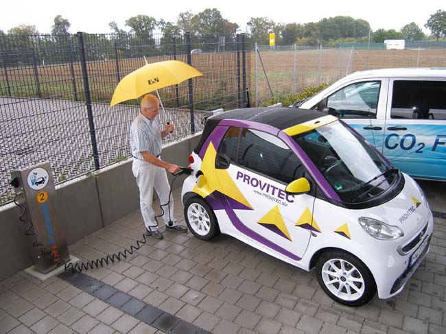 Aj v daždivých dňoch poskytuje energetický systém Energiefabrik dostatok energie pre flotilu elektrických vozidiel.