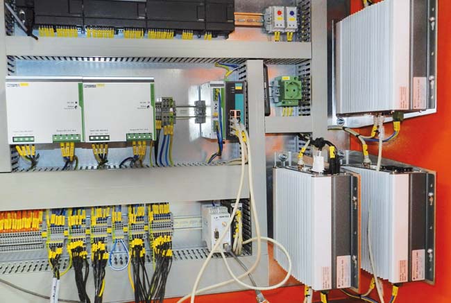 Dva zdroje TRIO POWER od Phoenix Contact (vľavo) spoľahlivo napájajú celú riadiacu elektroniku triediaceho stroja.