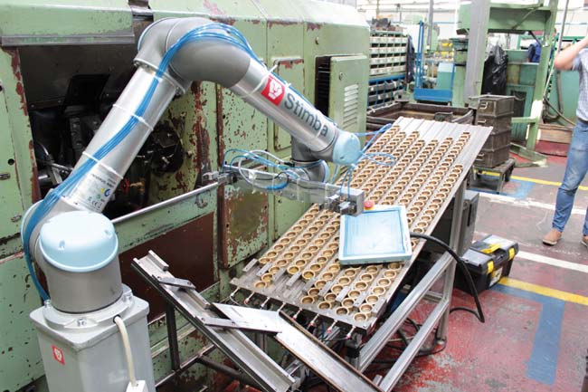 Monotónna obsluha staršieho stroja zverená ramenu kolaboratívneho robota - IMG_3136
