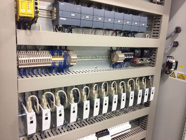 Trinásť elektrických pohonov FESTO prepojených s riadiacim systémom Simatic S71200