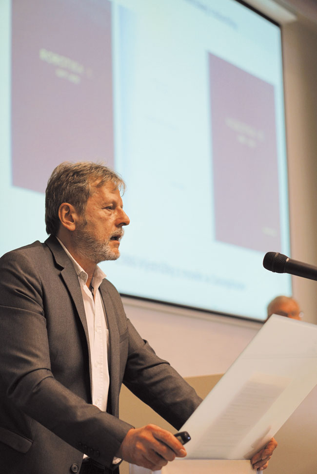 Obr. 2 Zaujímavé fakty doplnil prof. Ing. Peter Hubinský, PhD., zástupca riaditeľa Ústavu robotiky a kybernetiky, vedúci Oddelenia robotiky, FEI STU, Bratislava.