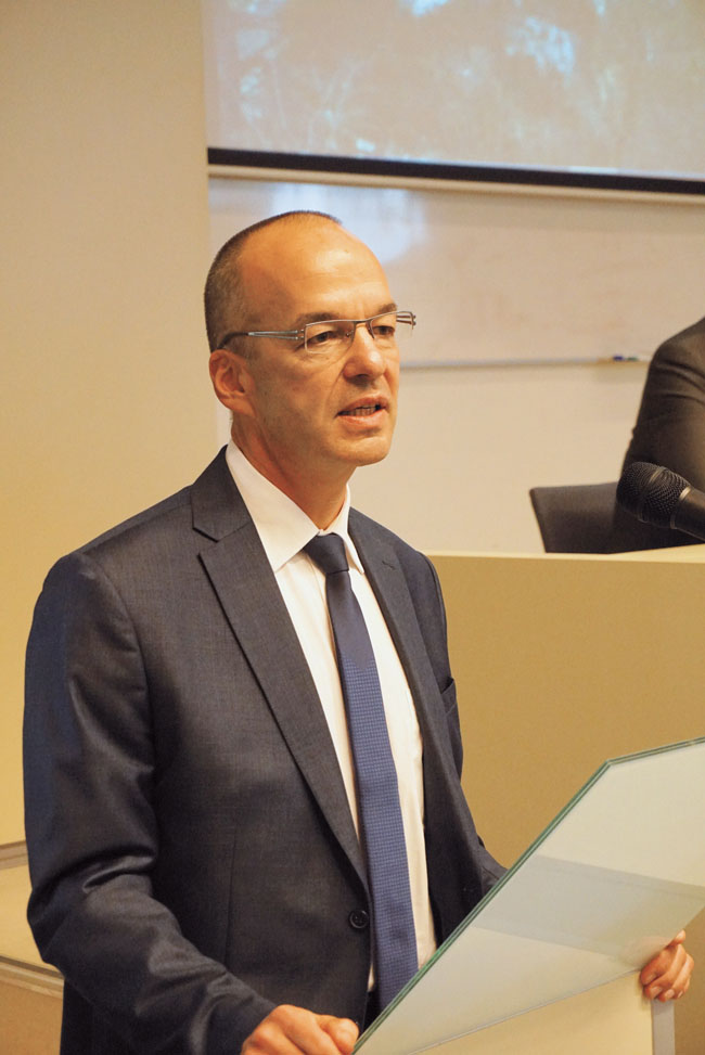 Obr. 3 Pozvaným hosťom sa prihovoril aj dekan FEI STU prof. Dr. Ing. Miloš Oravec.
