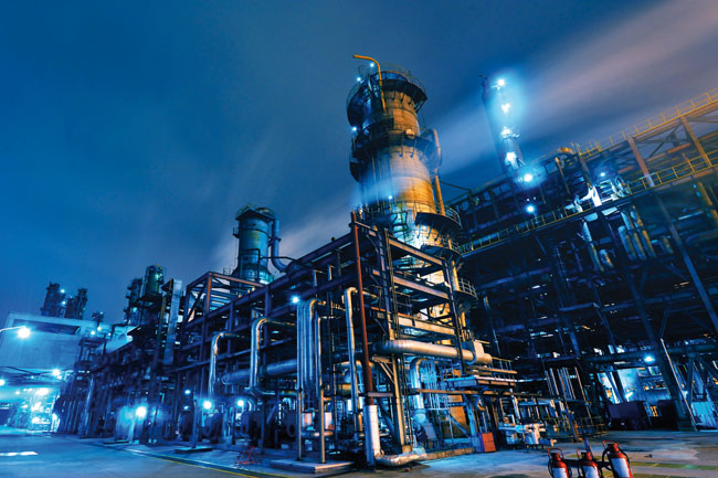 Výkonnosť presvedčuje, dôvera rozhoduje - oil-refinery-chemical-annd-petrochemical-plant_original