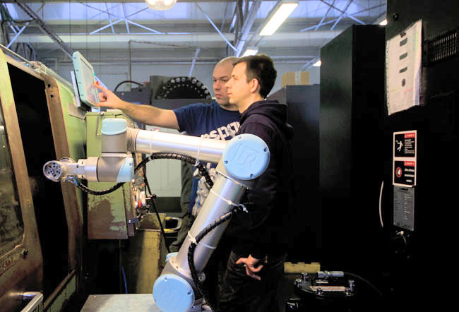 Výrobca strojných súčastí integruje kolaboratívne roboty vlastnými silami - CNC Trcka 1