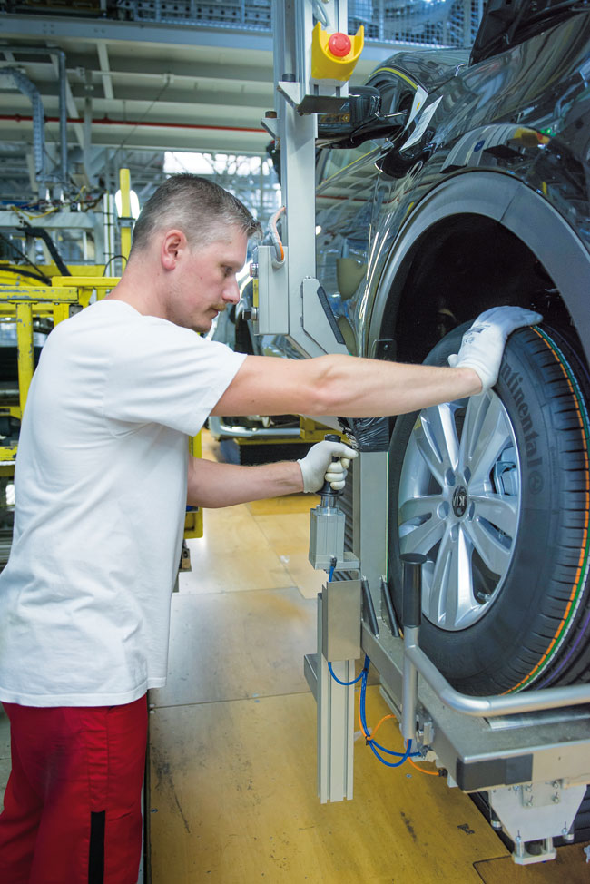 Moderné manipulátory uľahčujú prácu operátorom v kia motors slovakia - obr1