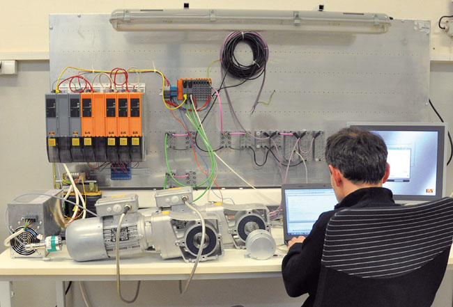 Obr. 1 Oddelenie vývoja softvéru a elektroniky pri testovaní možnosti moderných automatizačných a riadiacich systémov 