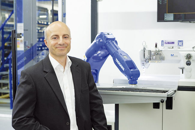 Dietmar Kuhn, riaditeľ závodu spoločnosti KMF, predpokladá obrovský potenciál šijacích robotov. (Zdroj: YASKAWA)