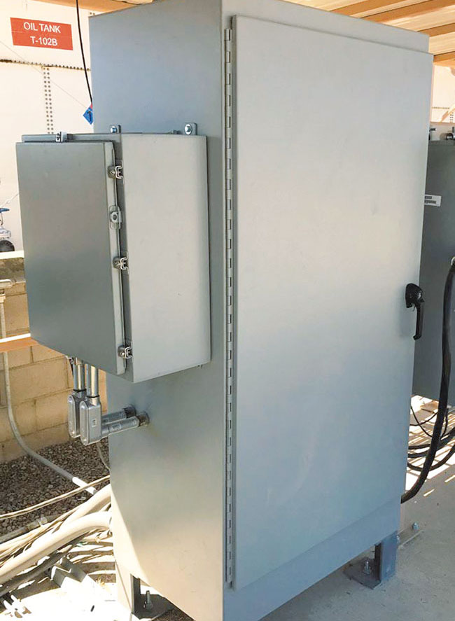 Obr. 2 Odolné elektromechanické vyhotovenie napájacích zdrojov umožnilo ich montáž mimo rozvádzača. Systém sa nachádza v hlavnom rozvádzači, kým UPS je umiestnený v menšom pripojenom rozvádzači.