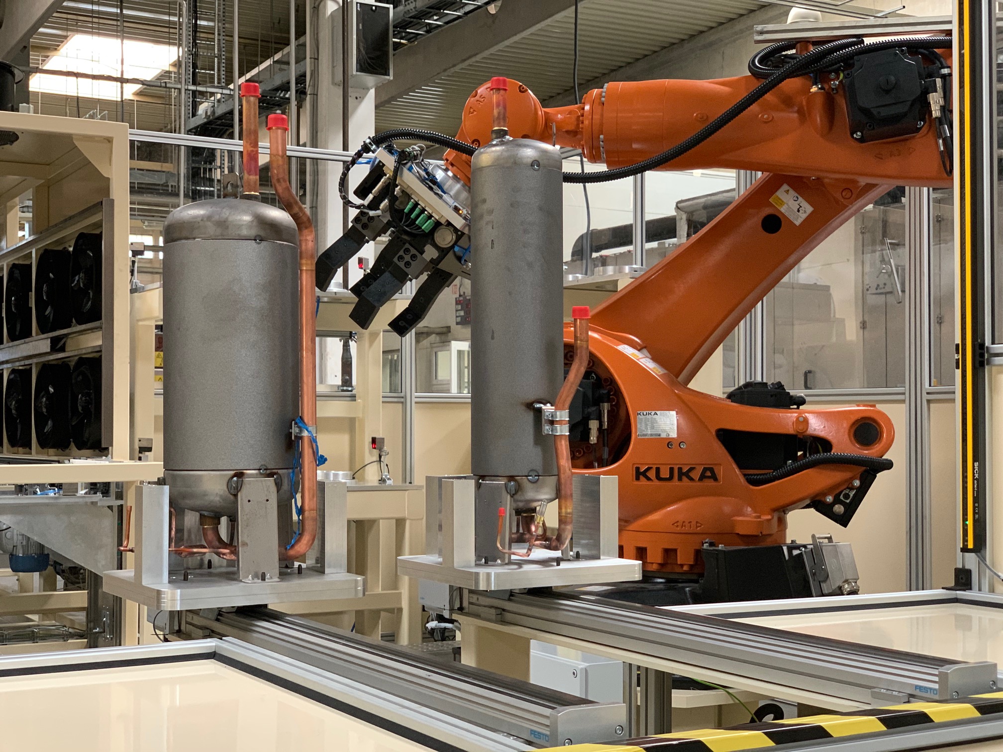 Výzvou bolo vytvorenie univerzálnych čeľustí pre robot tak, aby bol schopný manipulovať s trinástimi rôznymi typmi tlakových nádob.