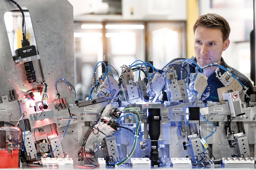 Štandardizácia návrhu elektroinštalácie pomáha vstúpiť na nové trhy - 1_Mann an der Maschine im Sondermaschinenbau
