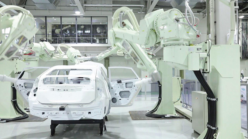 Obr. 2 Využitie robotov Kawasaki v striekacej linke pre automobily