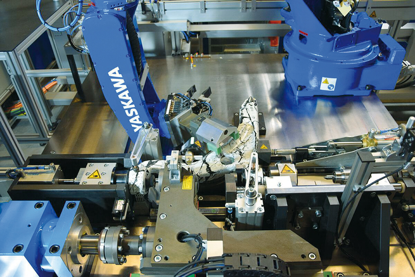 KLEINIG engineering dodala montážnu bunku s dvoma robotmi Motoman