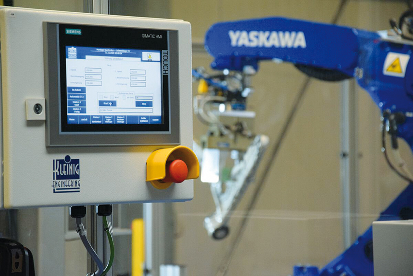 KLEINIG engineering dodala montážnu bunku s dvoma robotmi Motoman