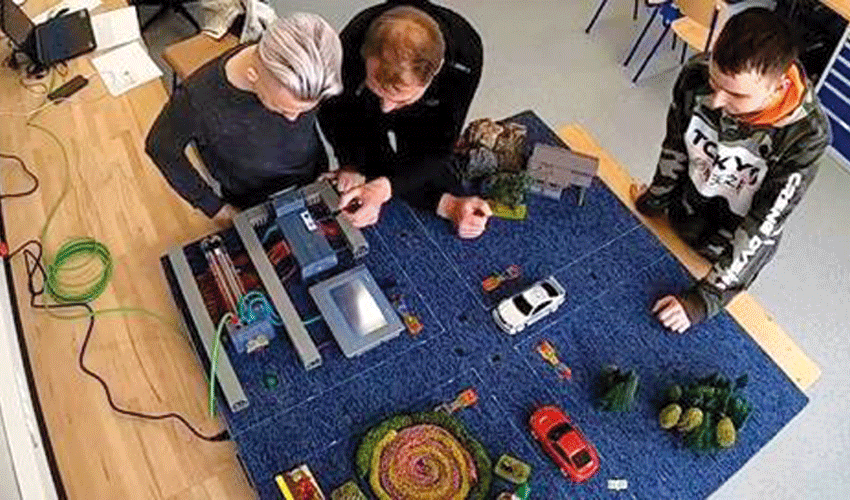 Víťazi 19. ročníka súťaže mladých elektrotechnikov zostrojili model adaptívnej križovatky