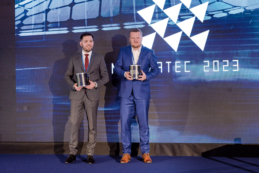 Obr. 7 Ján Kolarčík (vľavo) zo spoločnosti Continental Automotive Systems Slovakia vo Zvolene prevzal Cenu ZAP SR za najlepší projekt digitalizácie výrobného závodu a Lukáš Kryške zo spoločnosti HELLA Slovakia Lighting prevzal Cenu odbornej verejnosti za projekt riadenia procesu predvýroby a využívania dát a monitoringu.