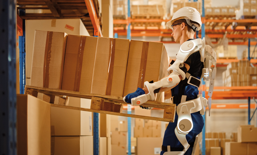 Obr. 3 Exoskeleton spolupracuje s operátorom a zvyšuje jeho silu a vytrvalosť.