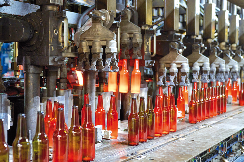 Krátko po vytvarovaní fliaš putujú sklárskej výrobky do chladiacej pece.
