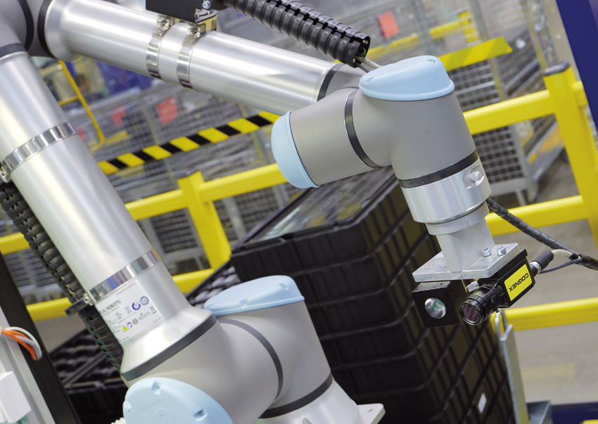 Obr.4 Kolaboratívny robot s kamerou na vizuálnu kontrolu (Zdroj: HELLA Slovakia Lighting s. r. o.)