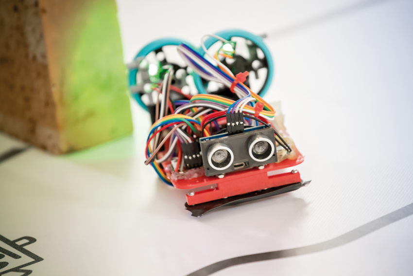 Istrobot 2023: Víťaz kategórie Stopár – robot Kognitívny Pathfinder pri obchádzaní prekážky (Foto Robotika.SK/Marián Tárník)