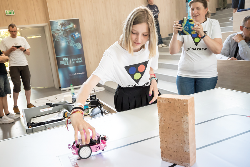 Istrobot 2023: Robot Lenochod 23 (Katka a Hanka Šandové z Poličky) na štarte súťažnej kategórie Stopár (Foto Robotika.SK/Marián Tárník)