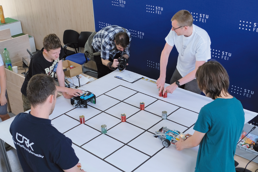 Roboty Smotana a Mamut spolu zápasia o konzervy v kategórii Sklad kečupov (Foto Robotika.SK/Marián Hubinský)
