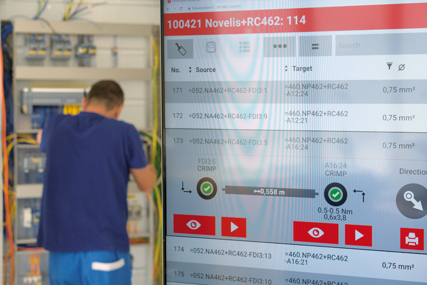 Navádzanie krok za krokom v softvérovom nástroji EPLAN Smart Wiring zabezpečí bezchybnosť pri zapájaní káblov medzi jednotlivými elektrickými komponentmi rozvádzača.