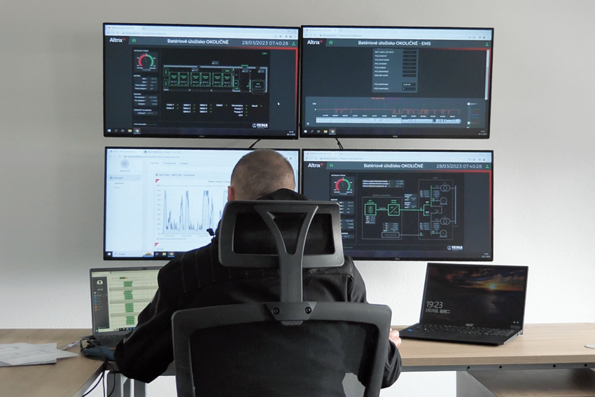 Obr. 1 Z dispečerského pracoviska dokážu technici TESLA LH monitorovať činnosť batériových úložísk dodaných zákazníkom v Nemecku, Holandsku či vo Švédsku