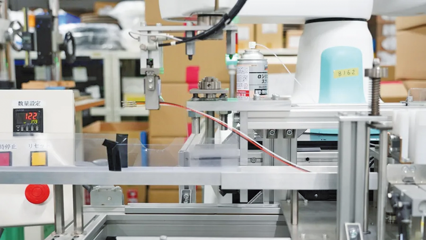 Práca na prechode viacerých tenkých elektrických drôtov s priemerom približne 1,4 mm cez flexibilnú trubicu bola úspešne automatizovaná pomocou prvkov a rúk robota.