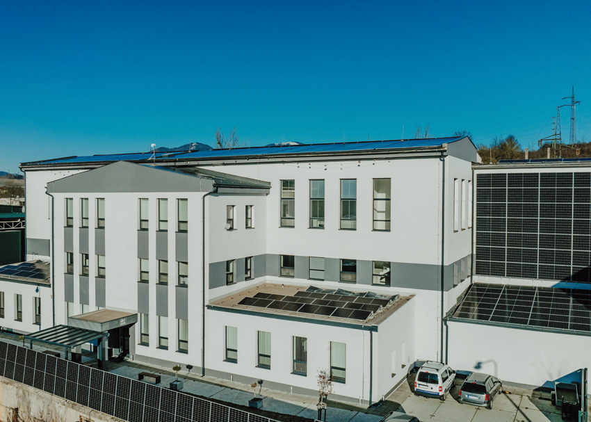 Obr.: Interiérové batériové úložisko brAIn by FUERGY spolu s meničmi v klimatizovanej miestnosti rozvodne