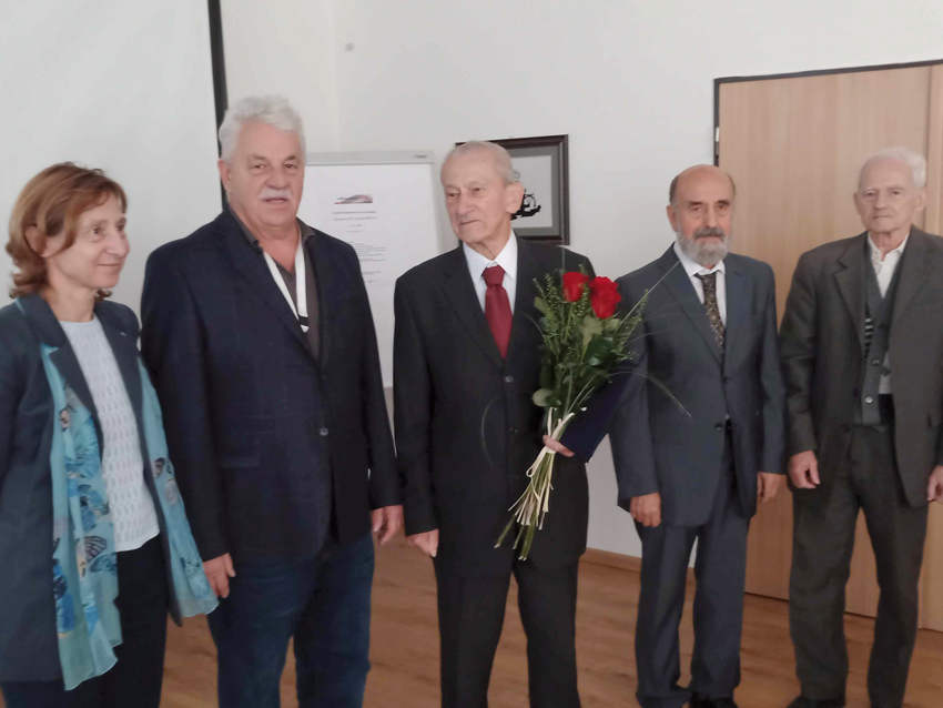 Obr.: Odovzdanie ocenenia Medaila akademika Ivana Plandera prof. E. Kostolanskému, zľava: Ivana Budiská, Ladislav Hluchý, Eduard Kostolanský, Mikuláš Alexík, Milan Šujanský