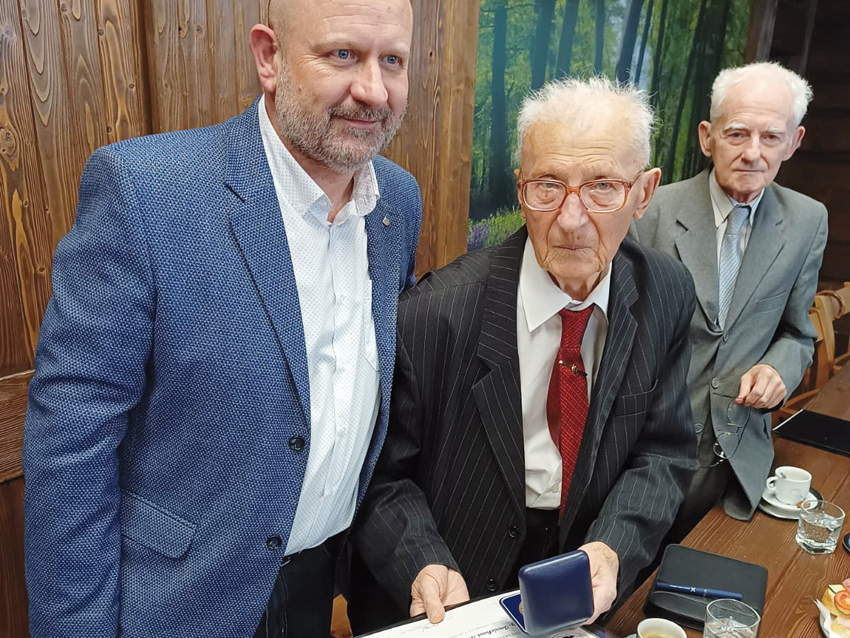 Obr.: Odovzdanie ocenenia Medaila akademika Ivana Plandera, prof. Koštialovi, zľava: Marek Laciak, Imrich Koštial, Milan Šujanský.