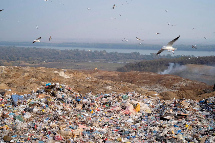 Obr.: Takto vyzerala v roku 2019 najväčšia neriadená skládka v Európe, ktorá sa nachádza len 15 kilometrov od centra Belehradu v Srbsku. Po absorbovaní viac ako 10 miliónov ton odpadu za štyri desaťročia bola skládka uzavretá kvôli sanácii.