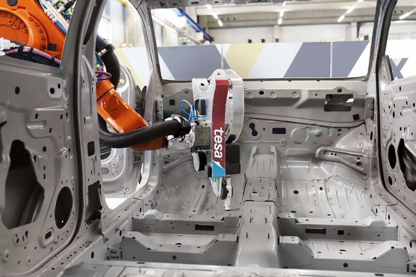 Obr. 13 Automatická aplikácia tesniacich pások 6042 ProSeal (Tesa, 2024)