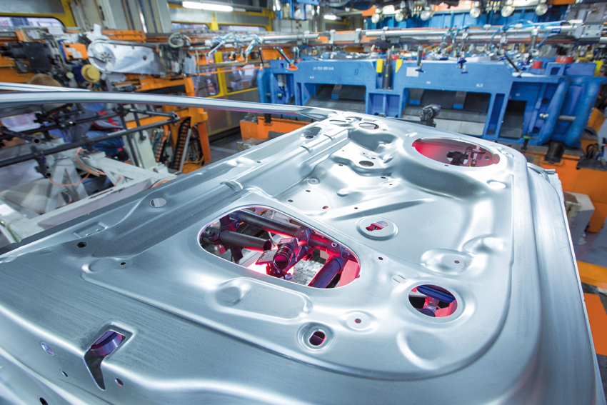 Obr.: Ako jeden z prvých výrobcov automobilov na svete využíva Audi strojové učenie v sériovej výrobe. Softvér, ktorý Audi vyvinulo, rozpozná a označí najjemnejšie praskliny na plechových dieloch – automaticky, spoľahlivo a v priebehu niekoľkých sekúnd. Audi týmto projektom podporuje umelú inteligenciu v spoločnosti a revolúciu v testovacom procese vo výrobe.
