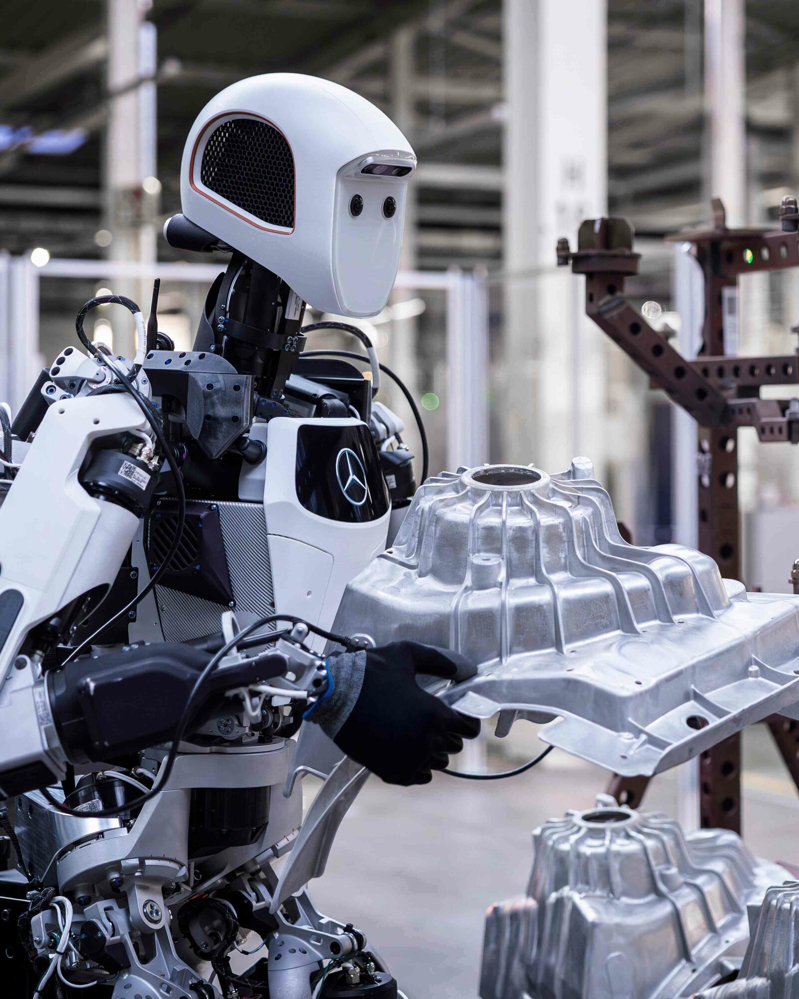 Obr. 2 Humanoidný robot Apollo v prevádzke spoločnosti Mercedes-Benz (Foto: (c) Mercedes-Benz Group AG)