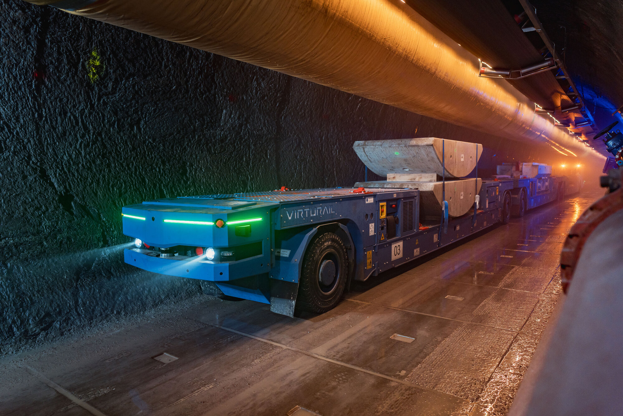 Obr. 1 Vďaka najmodernejšej riadiacej technike a snímačom zvládajú čisto elektricky poháňané automatizované servisné vozidlá (ASV) od spoločnosti VirtuRail trasy na zásobovanie podzemných stavieb presne po jazdnej dráhe bez mechanických koľajových vedení. (Foto: VirtuRail)