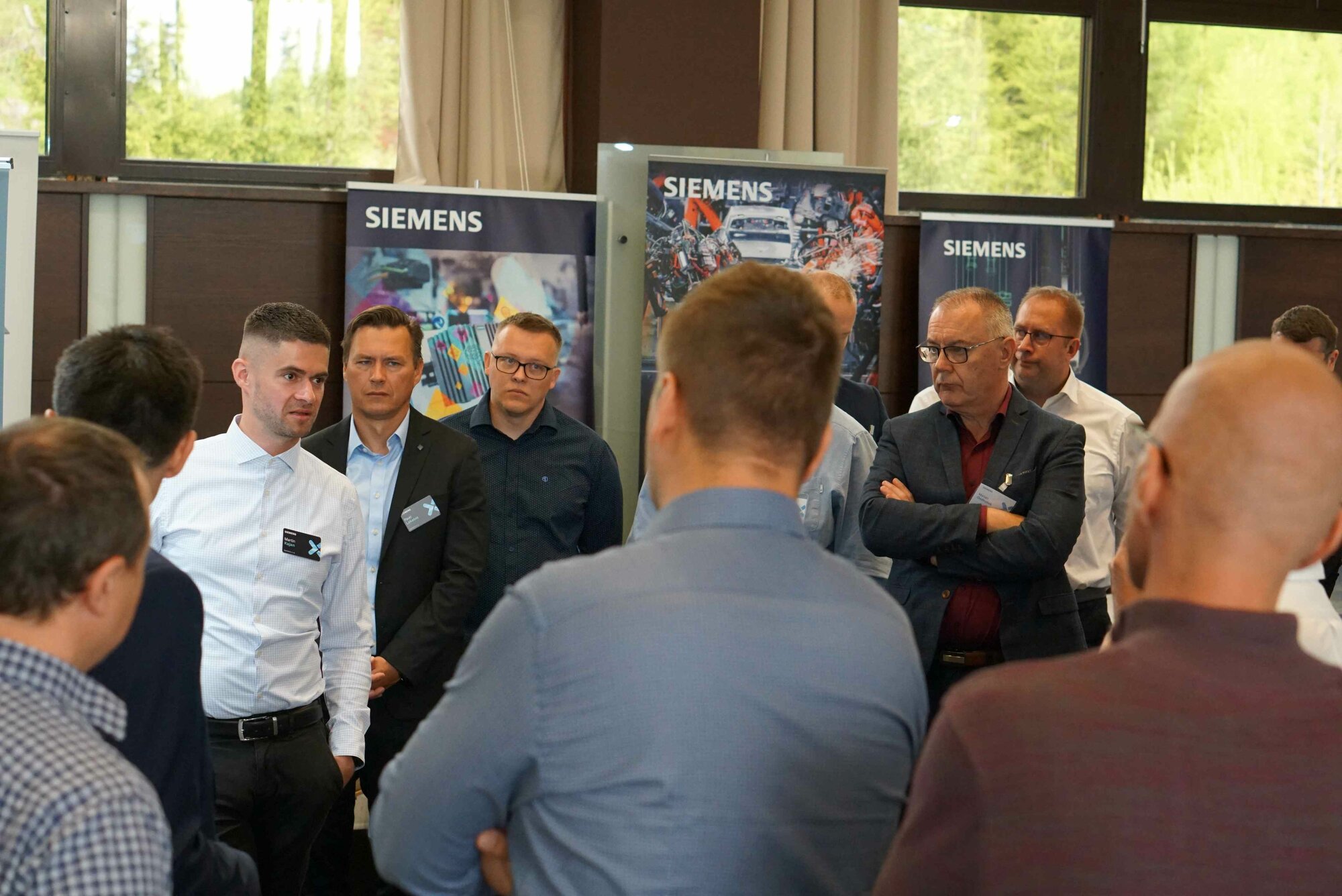 Obr. 3 Na podujatí si našiel každý svoju tému, ktorú mohol konzultovať s odborníkmi spoločnosti Siemens.