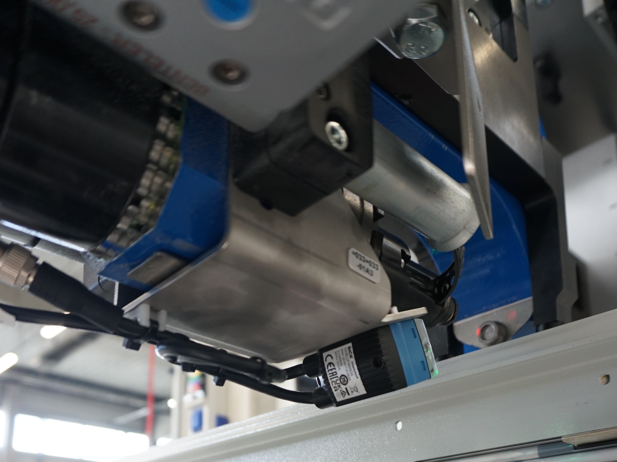 Obr. 1 Kontrolu prítomnosti nitov a ich správne umiestnenie na výstupe majú na starosti obrazové snímače