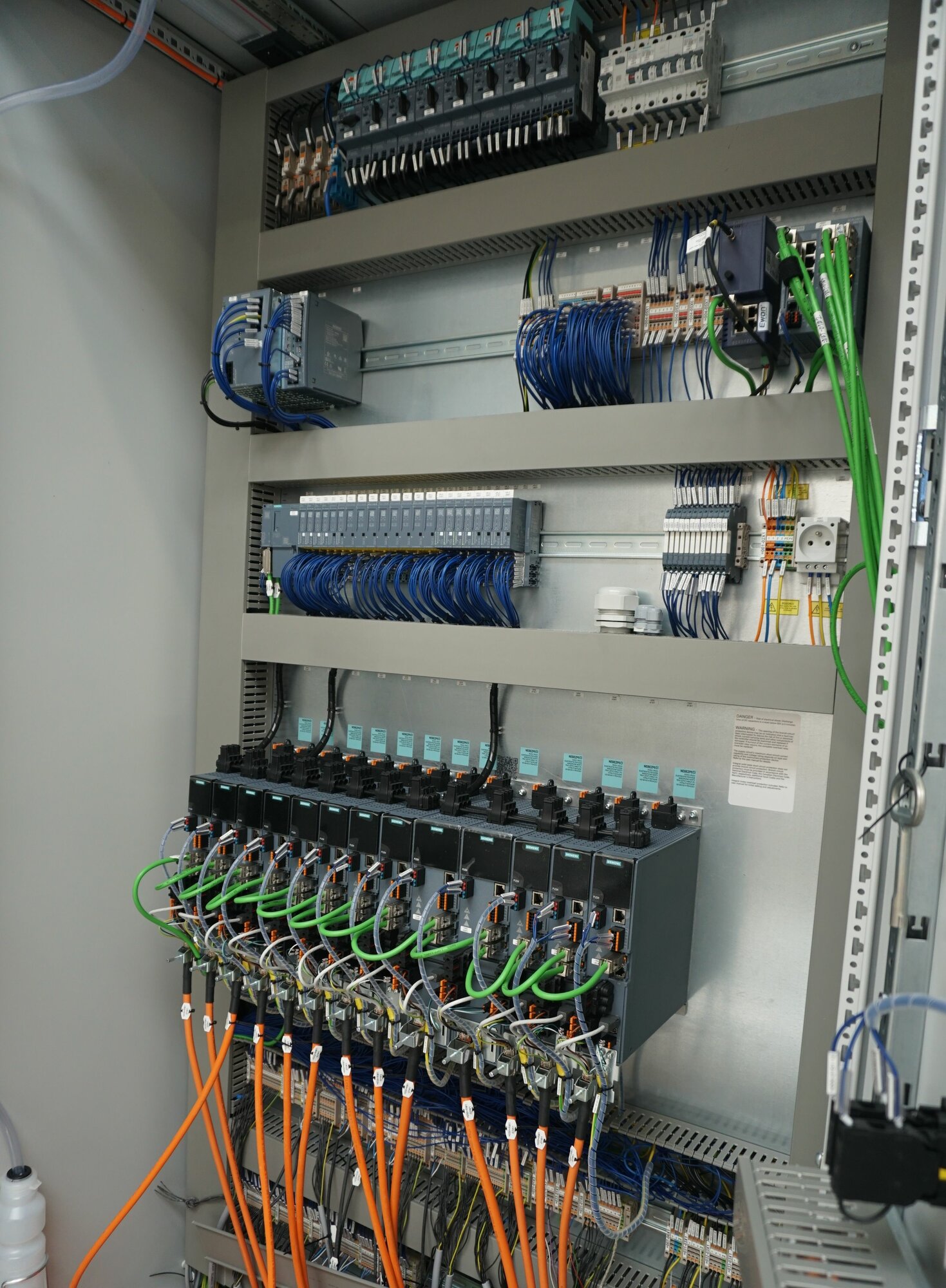 Obr. 2 Okrem riadiaceho systému a servomotorov Siemens boli na linke použité frekvenčné meniče SINAMICS S210 a prevodovky k servomotorom či moduly distribuovaných V/V ET200