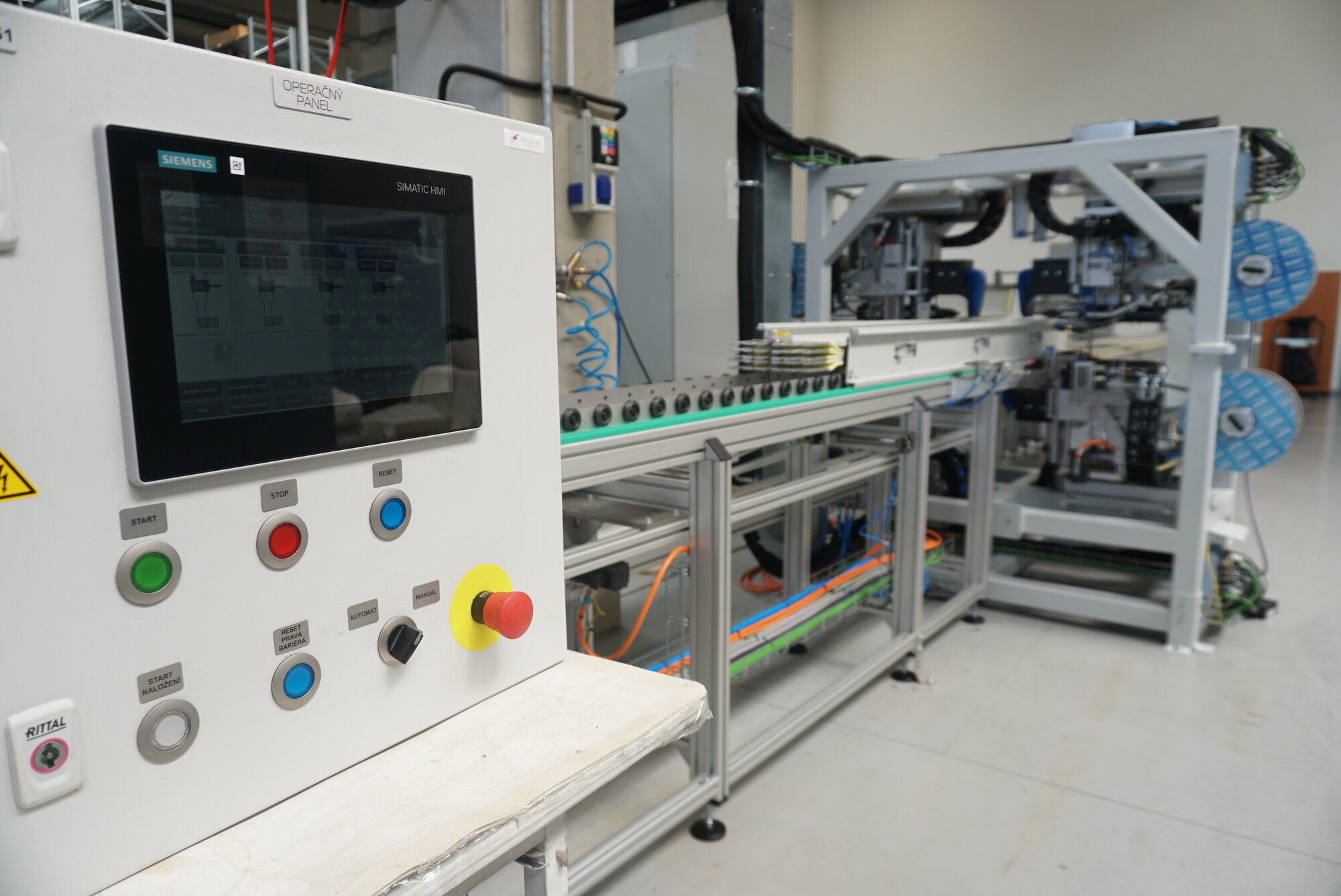 Obr. 3 Operátor pracuje na linke s rozhraním človek – stroj SIMATIC HMI Unified Panel, kde sa zobrazujú údaje o nasnímaných komponentoch, receptúrach a type skladanej prípojnice