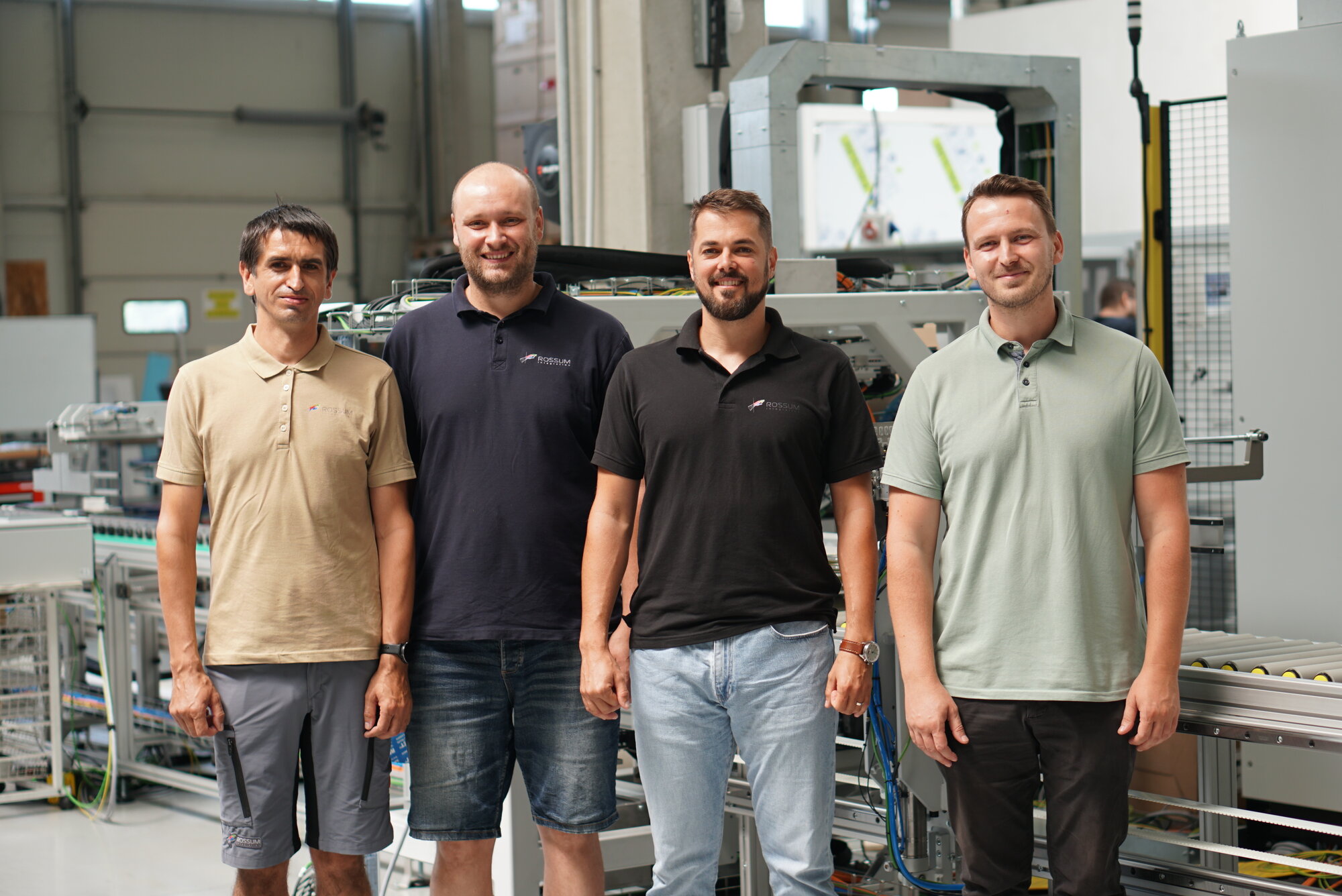 Obr. 4 Tím, ktorý stál za úspešným projektom nitovacej linky pre český Siemens Mohelnice (zľava): Ján Tížik, Matej Kubiš a Maroš Černý z Rossum Integration, Peter Rafay zo Siemens, s.r.o.obr4